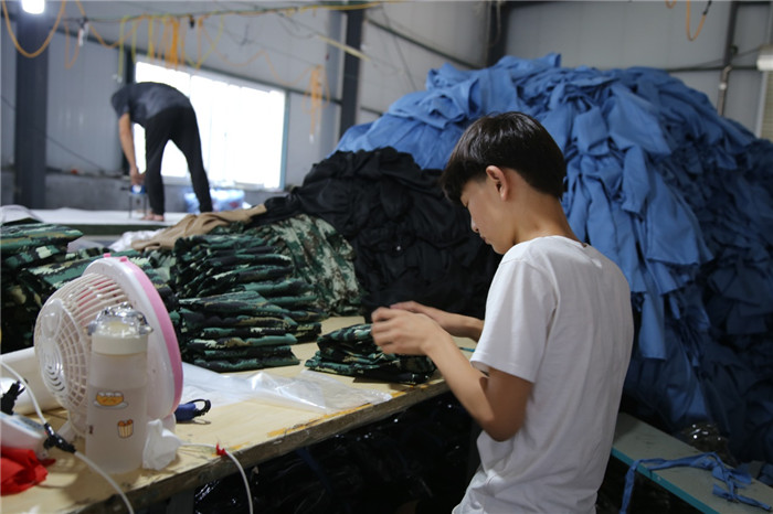 电商为鲁陕乡村经济发展注入活力 服装加工